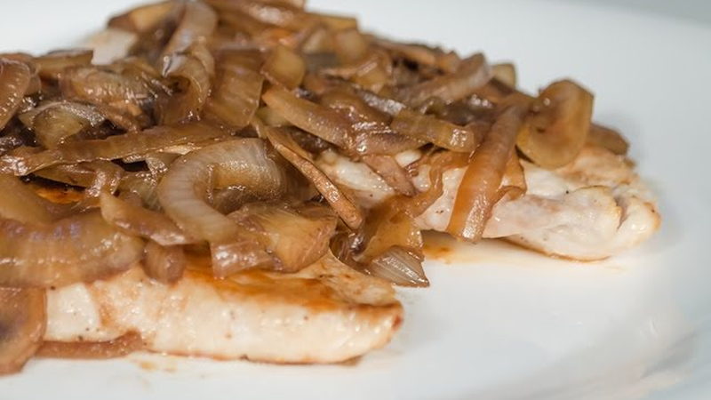 Churrasquitos de Pollo con Salsa de Champiñones y Cebolla